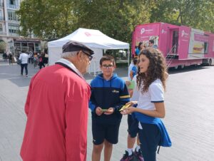 6º de primaria sensibiliza en los vecinos de Valladolid