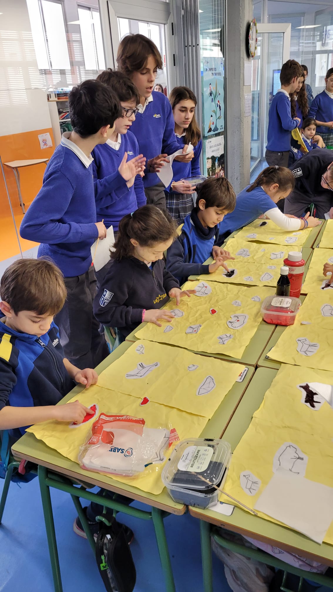 1º de ESO cierra el proyecto “Clanes” con talleres de prehistoria