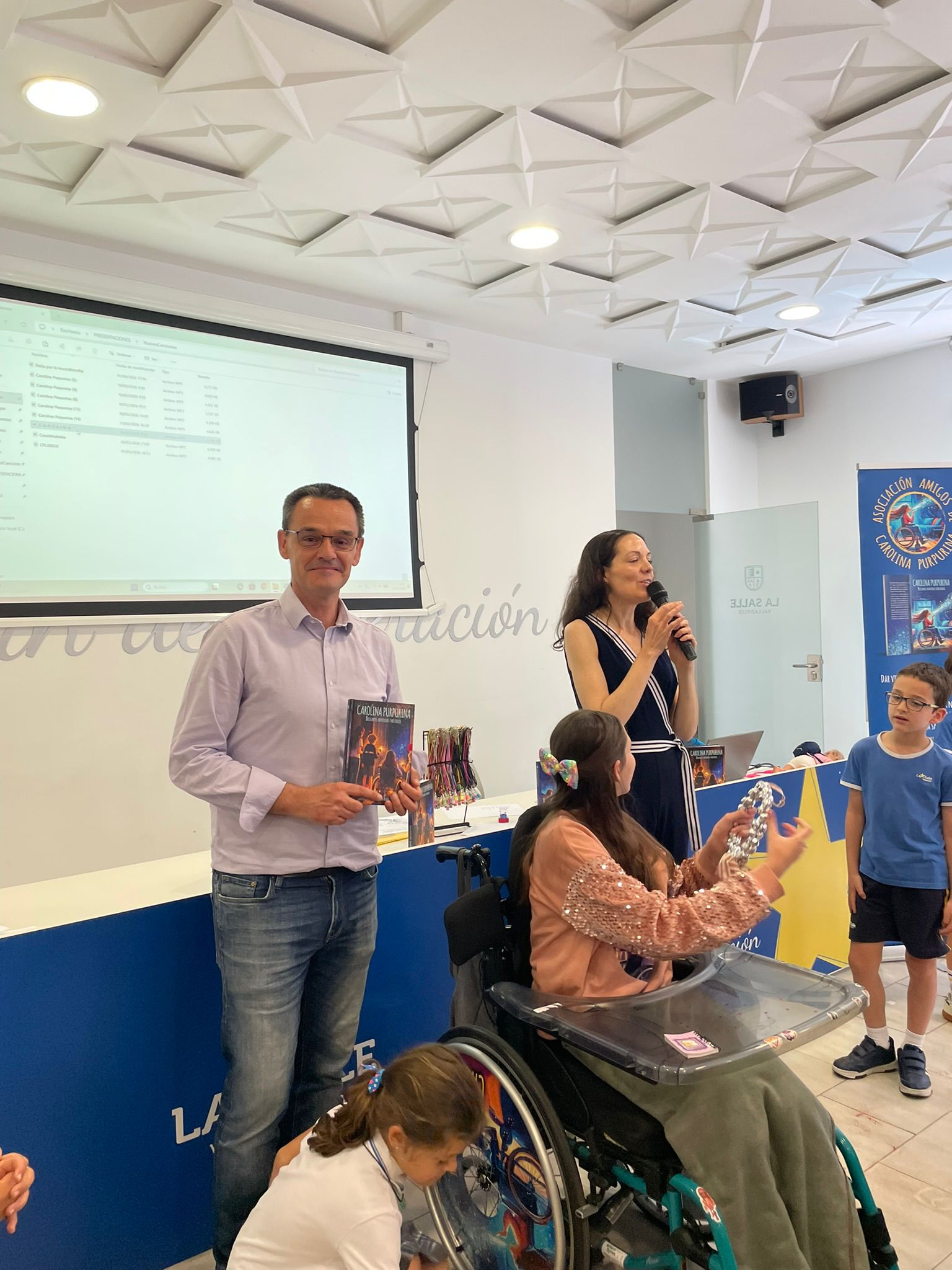 Historias que brillan y enseñan: un viaje sobre ruedas con Carolina Purpurina