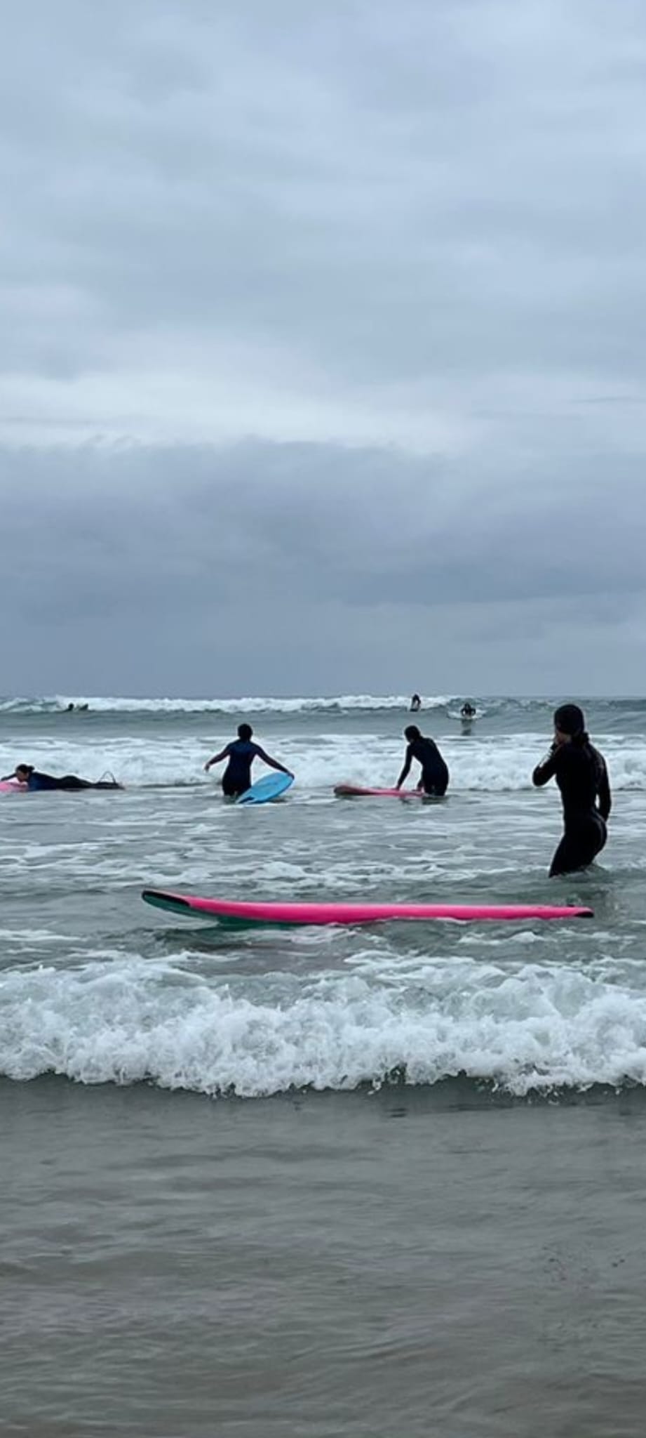 Los alumnos de 1.º de ESO disfrutan de una jornada de surf y convivencia en Oyambre