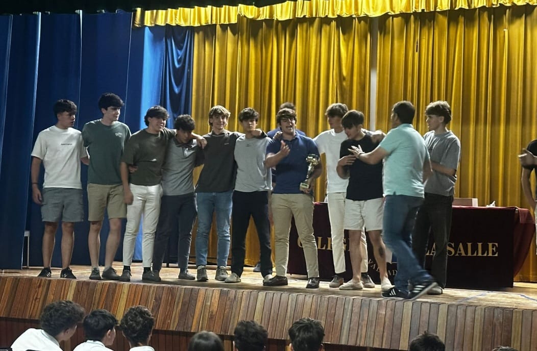 Acto de reconocimiento para alumnos destacados.