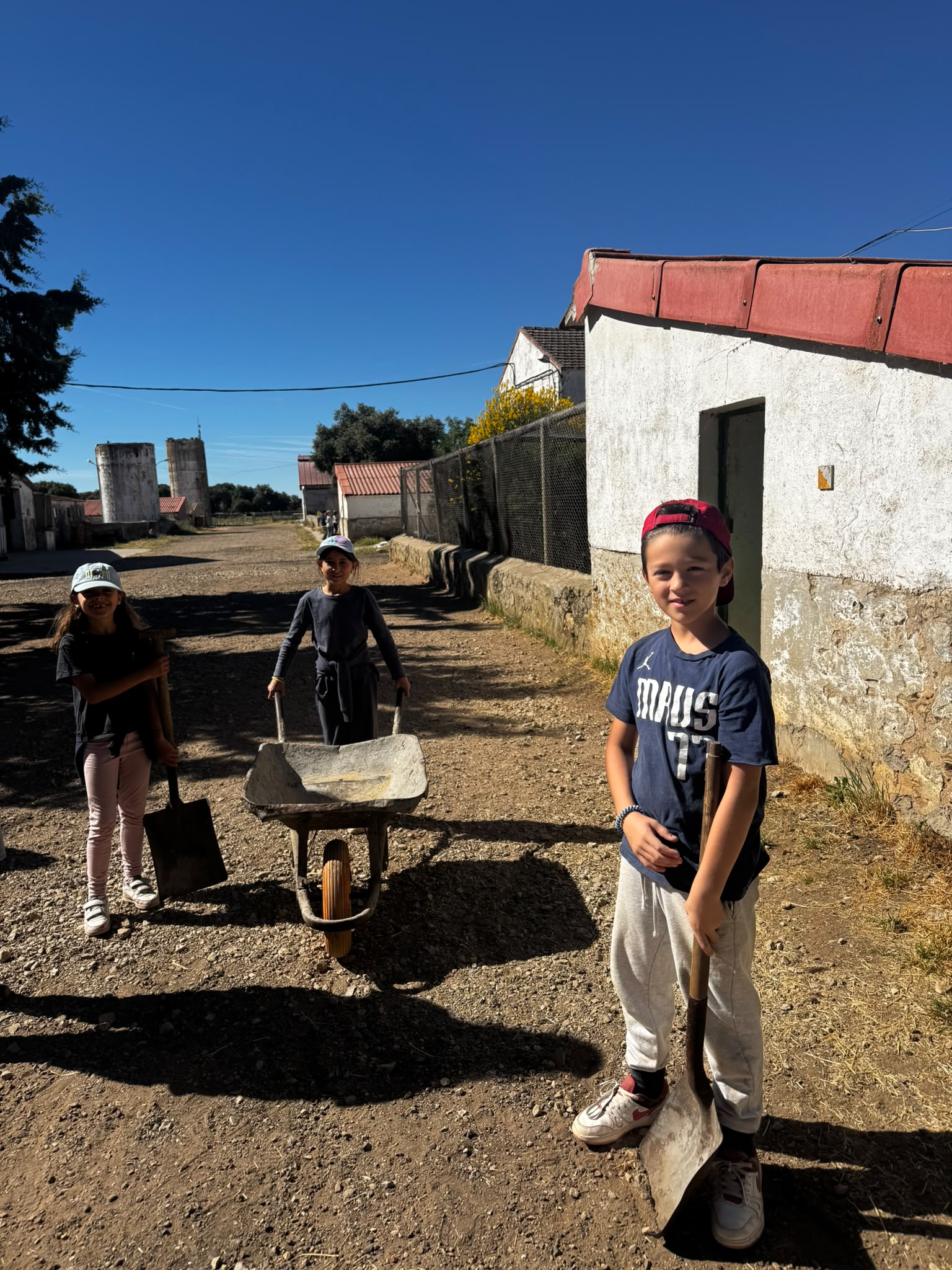 Los alumnos de 1.º y 2.º de Primaria disfrutan de su excursión de fin de curso en la Granja Escuela Las Cortas de Blas