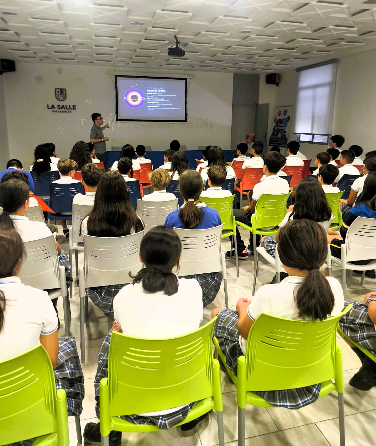 Carlos Saravia acerca el universo a nuestros alumnos de 1º de ESO en el proyecto «Estrellas»